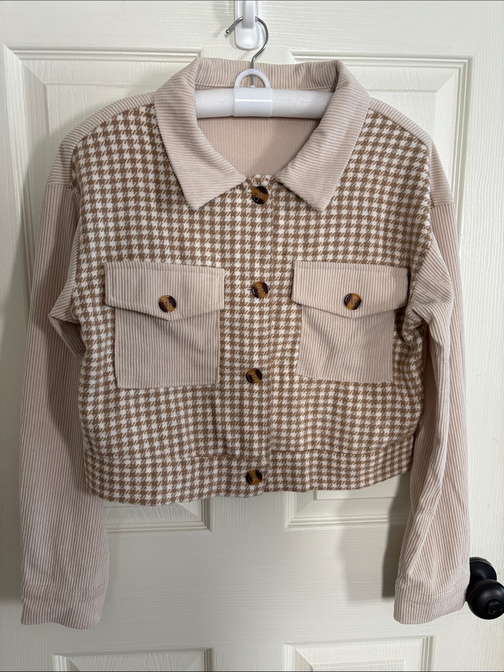 Cropped Houndstooth Button-Front Blazer Jacket in Beige